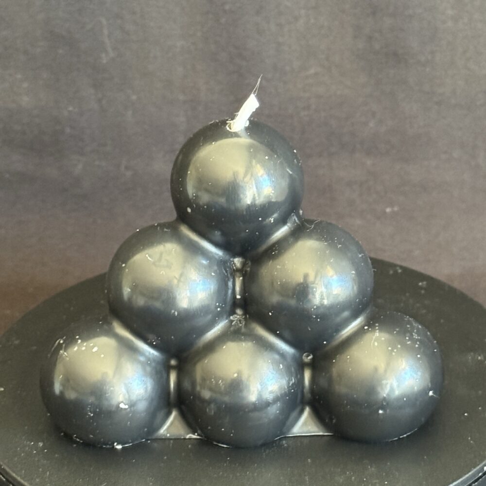 Bougie pyramide à bulles noire en cire minérale et végétale — création artisanale boo-j