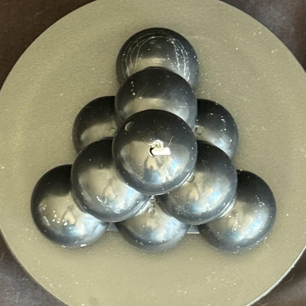 Bougie pyramide à bulles noire en cire minérale et végétale — création artisanale boo-j