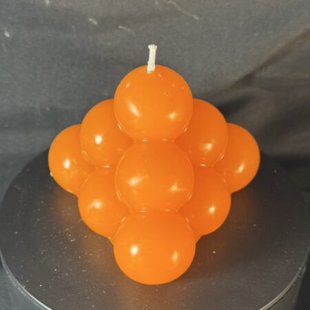 bougie artisanale boo-j en forme de pyramide de bulles orange, en cire végétale et minérale, coulée à la main bougie artisanale boo-j en forme de pyramide de bulles orange, en cire végétale et minérale, coulée à la main