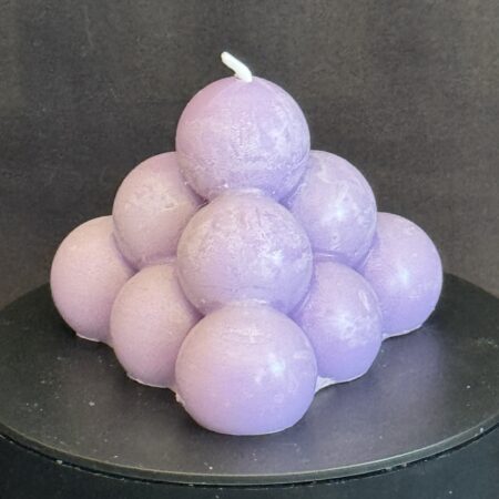 Bougie pyramide à bulles mauve pastel en cire végétale — création artisanale boo-j boo-j | pyramide à bulles mauve pastel — cire végétale (mélange artisanal)