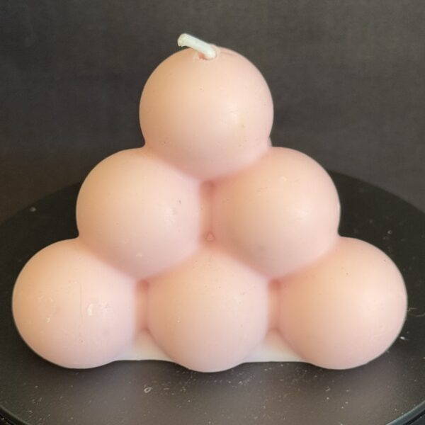 boo-j | pyramide à bulles rose pastel — cire végétale de soja Bougie pyramide à bulles rose pastel en cire végétale de soja — création artisanale boo-j