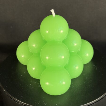 Bougie pyramide à bulles vert fluo en cire minérale et végétale — création artisanale boo-j