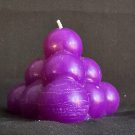 Bougie pyramide à bulles violette en cire minérale et végétale — création artisanale boo-j boo-j | pyramide à bulles violette — cire minérale et végétale