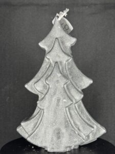 Bougie artisanale en forme de sapin blanc et doré, réalisée à la main en cire végétale. Création boo-j fabriquée dans le canton de Vaud, finition nacrée et lumineuse.