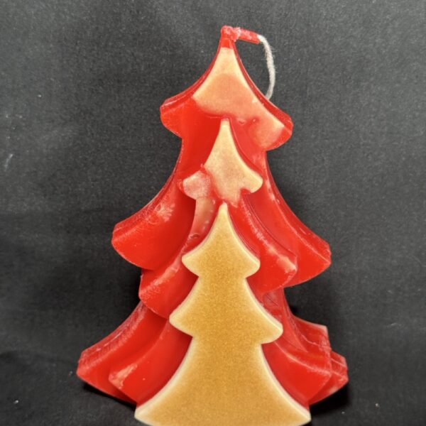 Bougie artisanale en forme de sapin rouge et doré, coulée à la main en cire minérale et végétale, création boo-j réalisée dans le canton de Vaud.