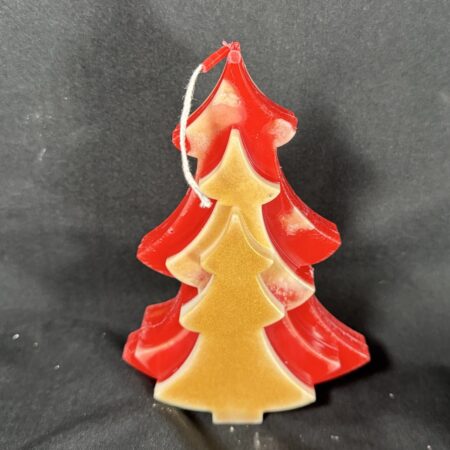 Bougie artisanale en forme de sapin rouge et doré, coulée à la main en cire minérale et végétale, création boo-j réalisée dans le canton de Vaud.