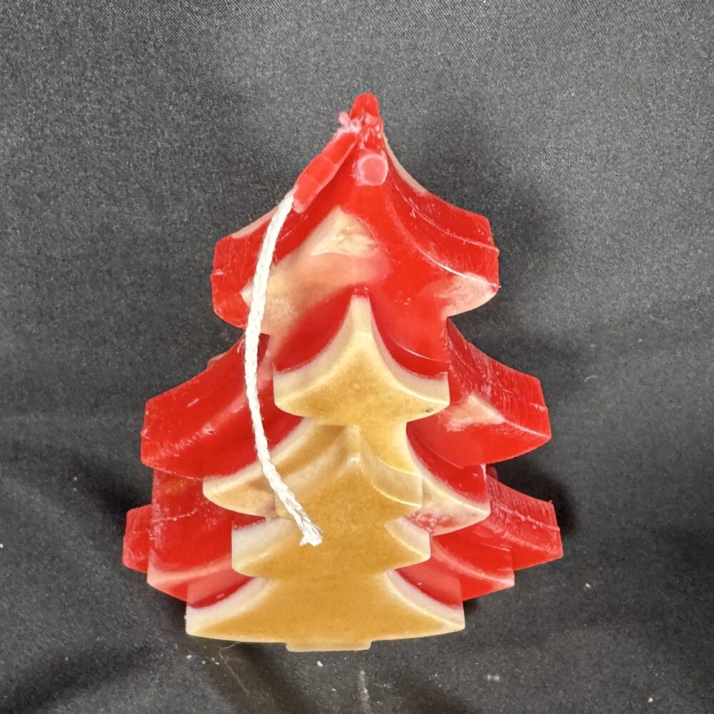 Bougie artisanale en forme de sapin rouge et doré, coulée à la main en cire minérale et végétale, création boo-j réalisée dans le canton de Vaud.