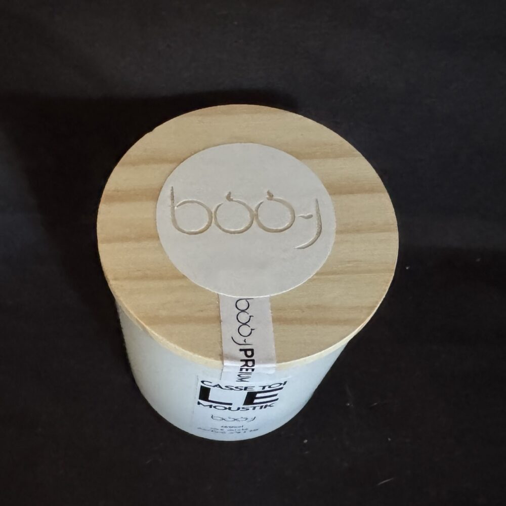 Bougie artisanale parfumée CASSE-TOI LE MOUSTIK, 160 ml, dans un pot planc mat avec couvercle en bois, coulée en Suisse