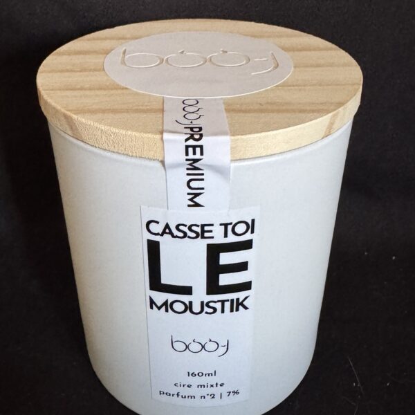 Bougie artisanale parfumée CASSE-TOI LE MOUSTIK, 160 ml, dans un pot planc mat avec couvercle en bois, coulée en Suisse