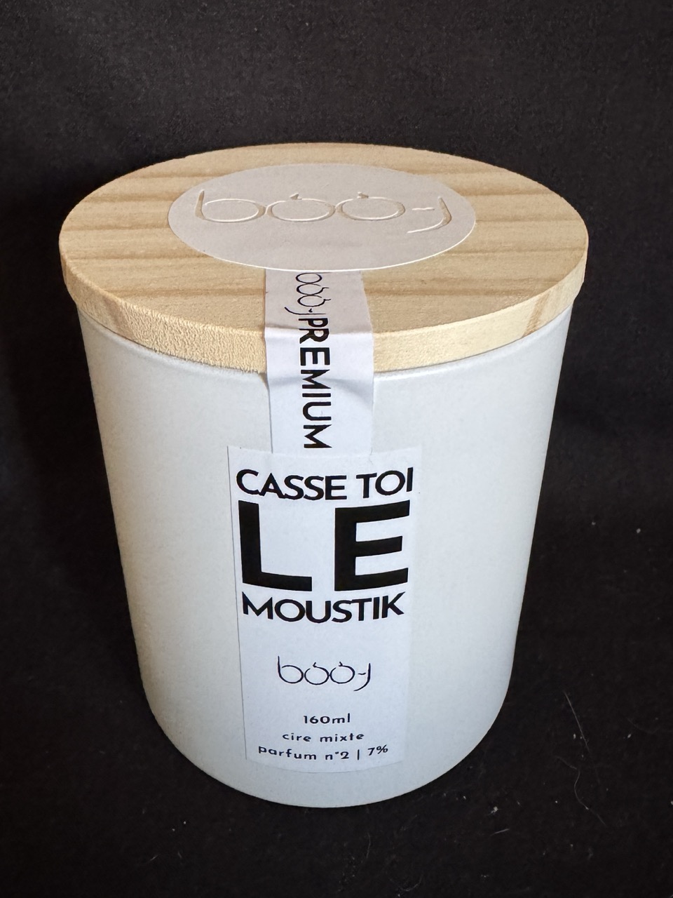 Bougie artisanale parfumée CASSE-TOI LE MOUSTIK, 160 ml, dans un pot planc mat avec couvercle en bois, coulée en Suisse