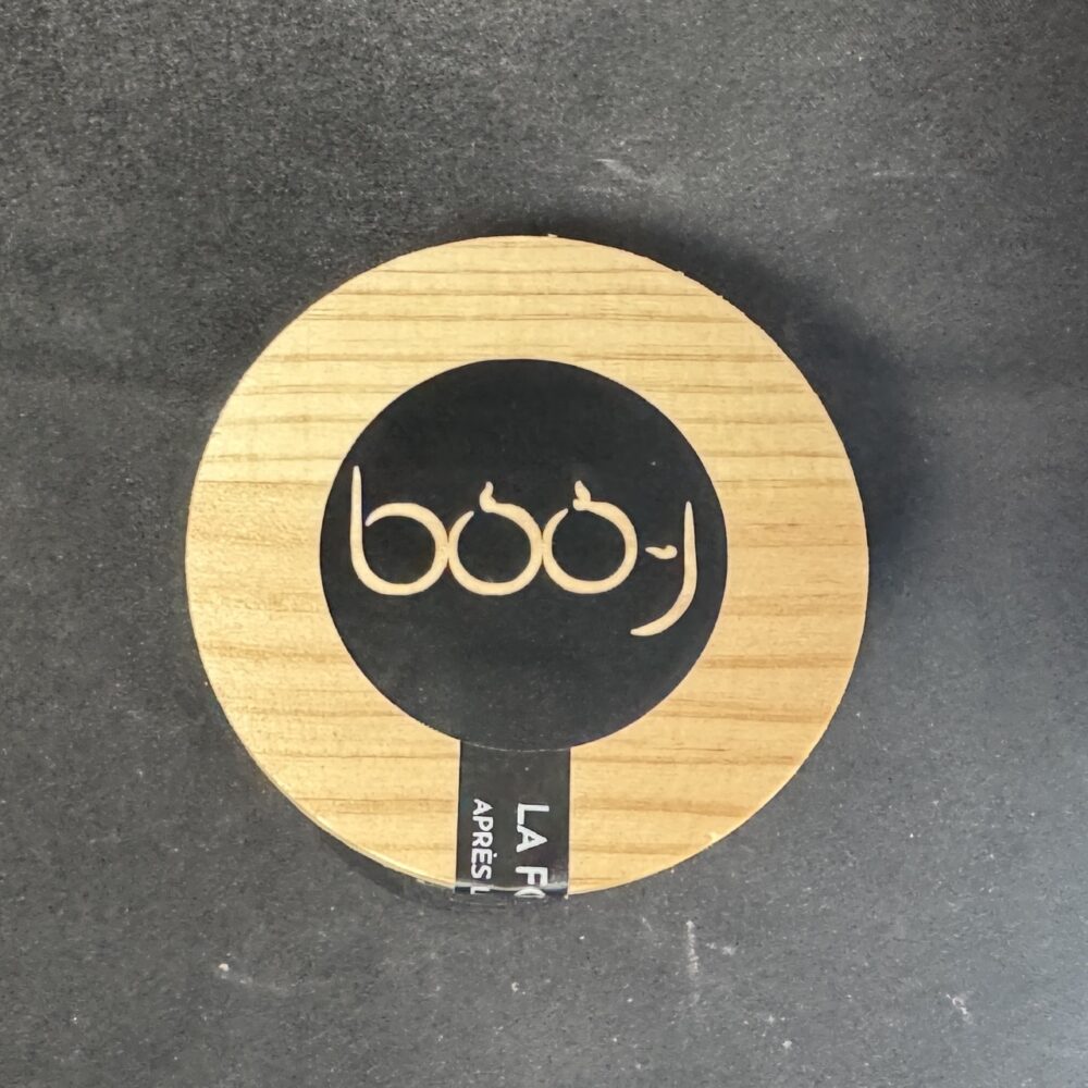 bougie parfumée L’Orée boo-j en pot noir 160 ml avec couvercle bois, création artisanale suisse