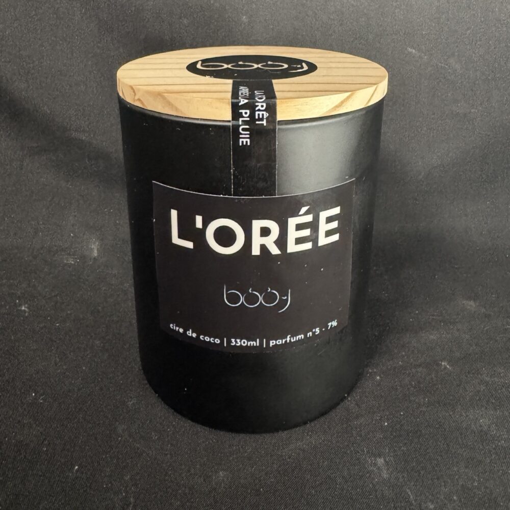 bougie parfumée L’Orée boo-j en pot noir 330 ml avec couvercle bois, création artisanale suisse
