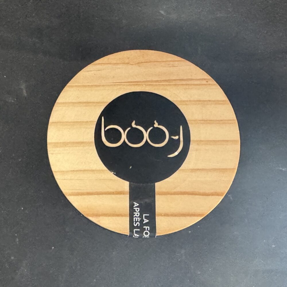 bougie parfumée L’Orée boo-j en pot noir 330 ml avec couvercle bois, création artisanale suisse