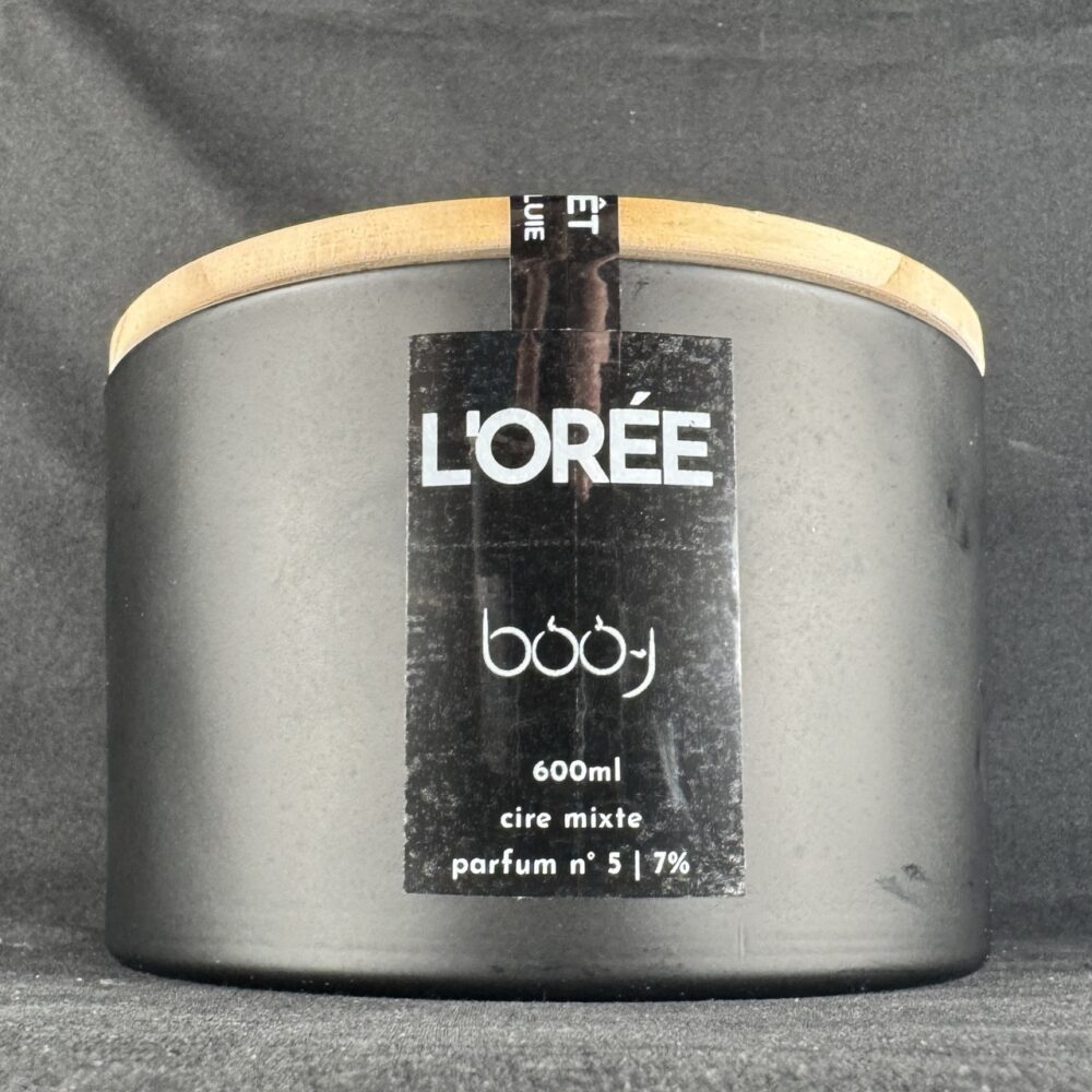 bougie parfumée L’Orée boo-j en pot noir 600 ml à trois mèches, création artisanale suisse, couvercle bois