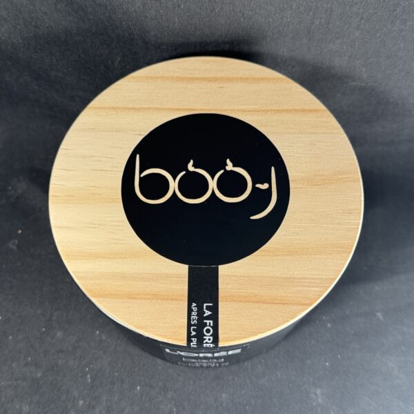 Bougie parfumée Sous-bois, parfum boo·j n°5, en pot de 600 ml, notes santal vanille encens, sur fond de forêt après la pluie