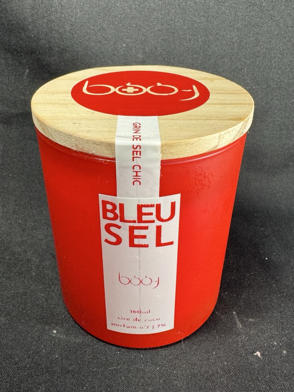 bougie parfumée Bleu Sel boo-j en pot rouge 160 ml avec couvercle bois, création artisanale suisse