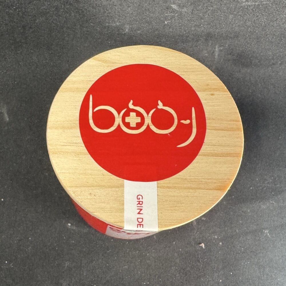 bougie parfumée Bleu Sel boo-j en pot rouge 160 ml avec couvercle bois, création artisanale suisse