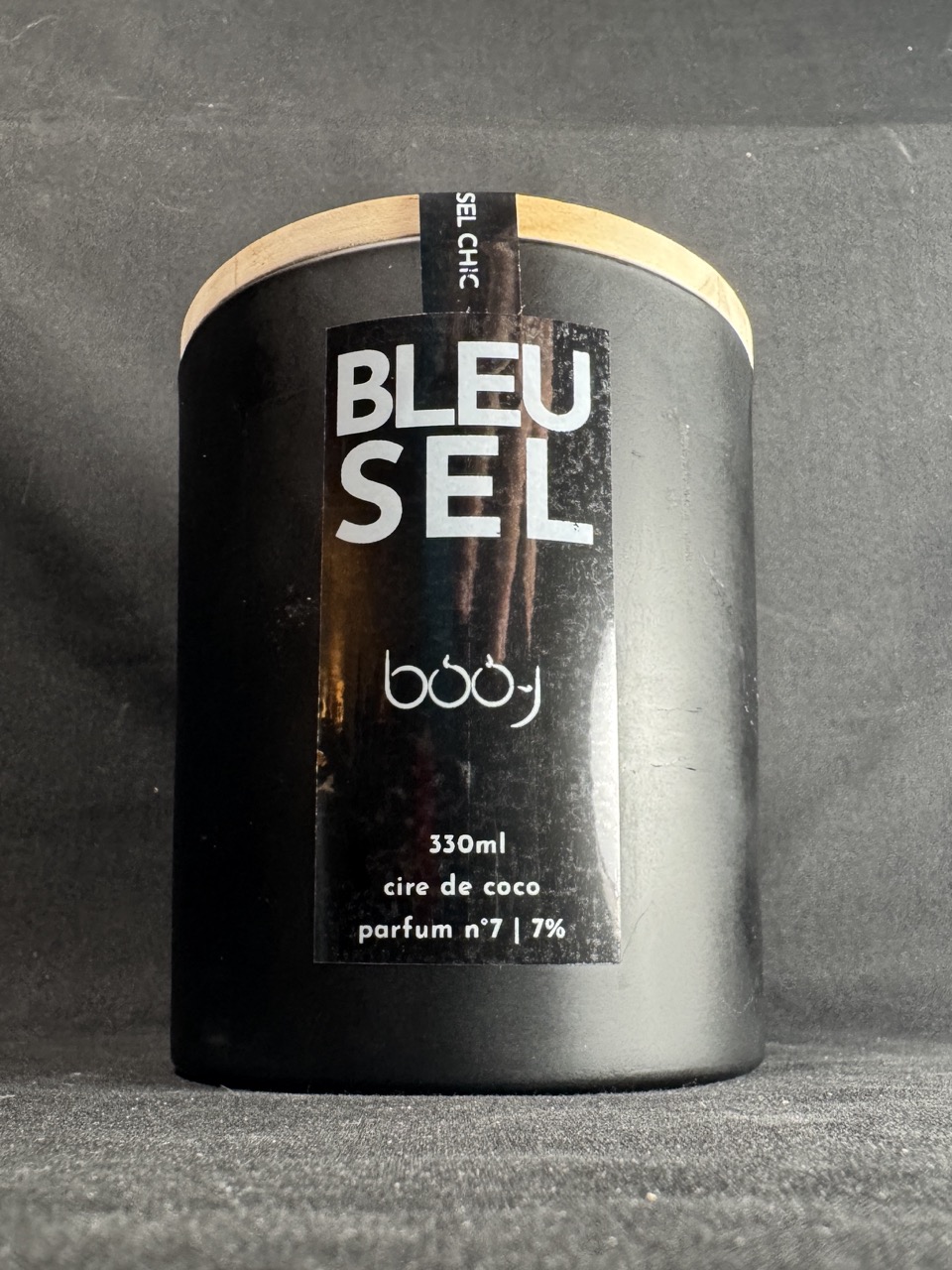 bougie parfumée Bleu Sel boo-j en pot noir 330 ml avec couvercle bois, création artisanale suisse