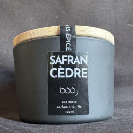 Bougie parfumée 100 ml boo-j — parfum n°10 Safran Cèdre, création artisanale Suisse.