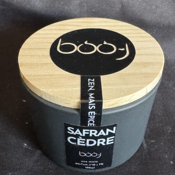 Bougie parfumée 100 ml boo-j — parfum n°10 Safran Cèdre, création artisanale Suisse.