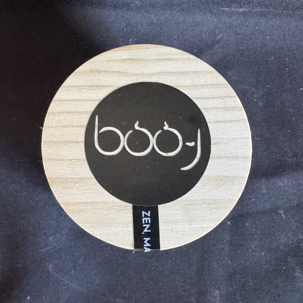 Bougie parfumée 100 ml boo-j — parfum n°10 Safran Cèdre, création artisanale Suisse.