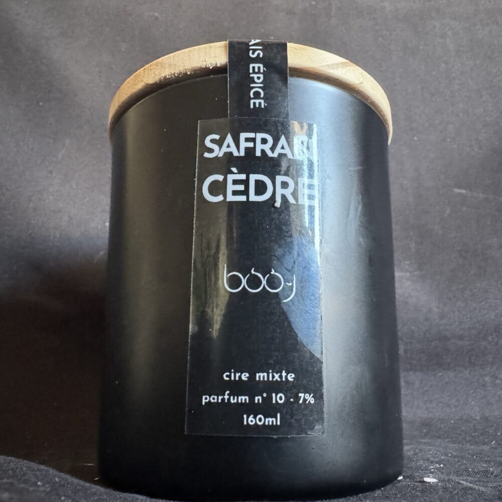 Bougie parfumée 160 ml boo-j — parfum n°10 Safran Cèdre, création artisanale Suisse.