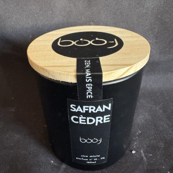 Bougie parfumée 160 ml boo-j — parfum n°10 Safran Cèdre, création artisanale Suisse.