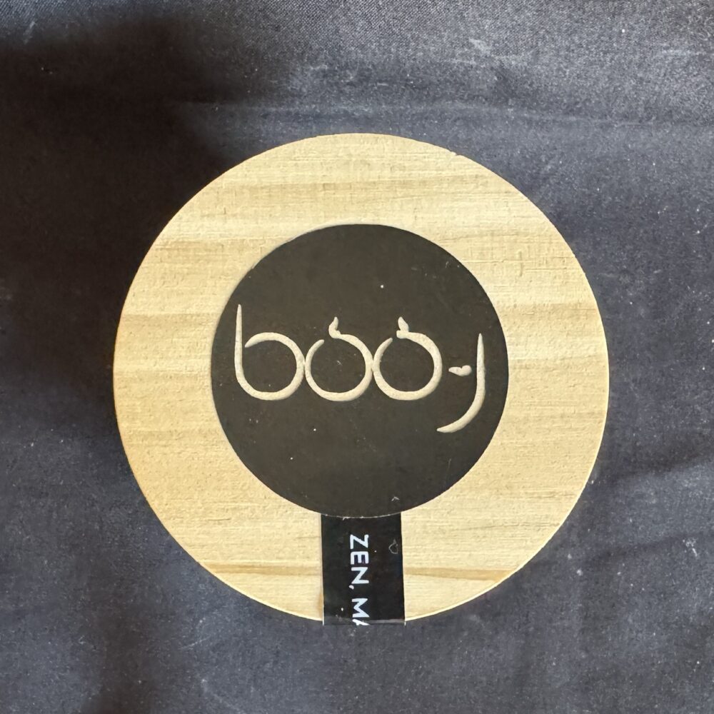 Bougie parfumée 160 ml boo-j — parfum n°10 Safran Cèdre, création artisanale Suisse.