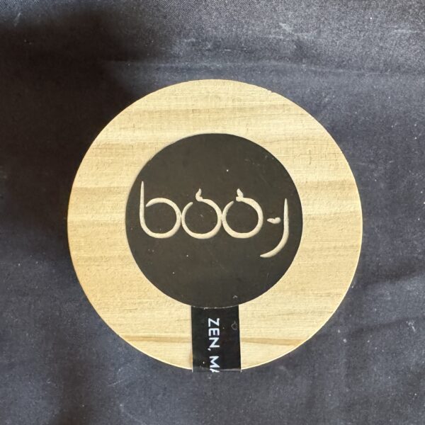 Bougie parfumée 160 ml boo-j — parfum n°10 Safran Cèdre, création artisanale Suisse.