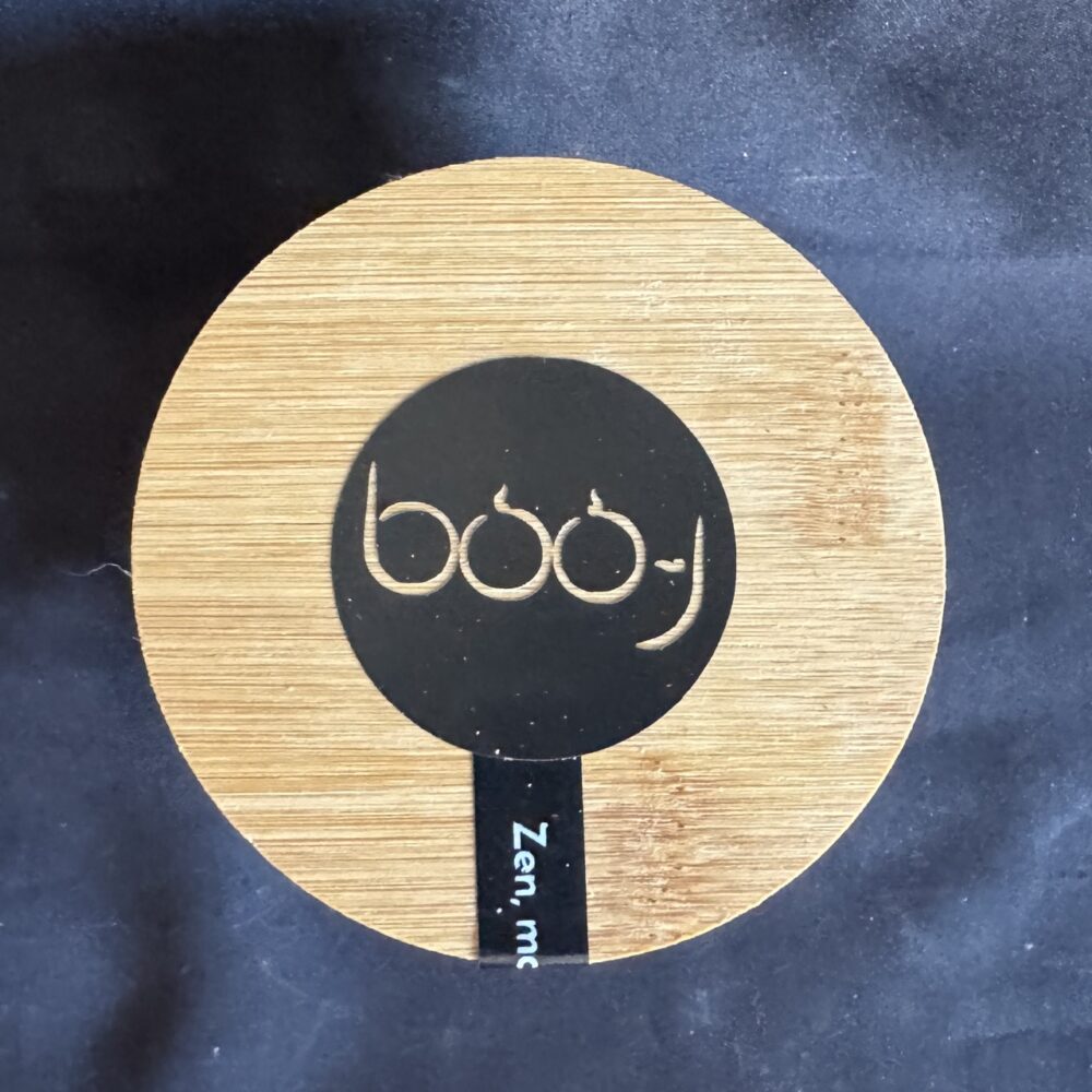 Bougie parfumée 330 ml boo-j — parfum n°10 Safran Cèdre, création artisanale Suisse.