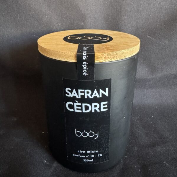 Bougie parfumée 330 ml boo-j — parfum n°10 Safran Cèdre, création artisanale Suisse.