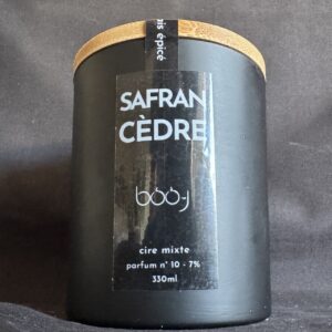 Bougie parfumée 330 ml boo-j — parfum n°10 Safran Cèdre, création artisanale Suisse.