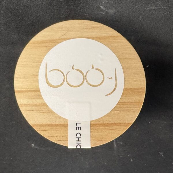 Bougie parfumée OR AMBRÉ 160 ml, pot blanc mat avec couvercle en bois, création artisanale Suisse boo-j, parfum chaud et épicé.