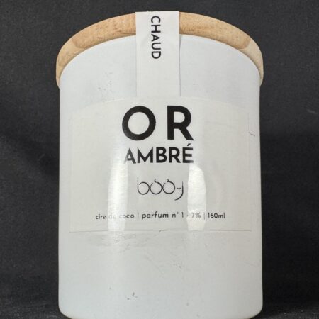 Bougie parfumée OR AMBRÉ 160 ml, pot blanc mat avec couvercle en bois, création artisanale Suisse boo-j, parfum chaud et épicé.