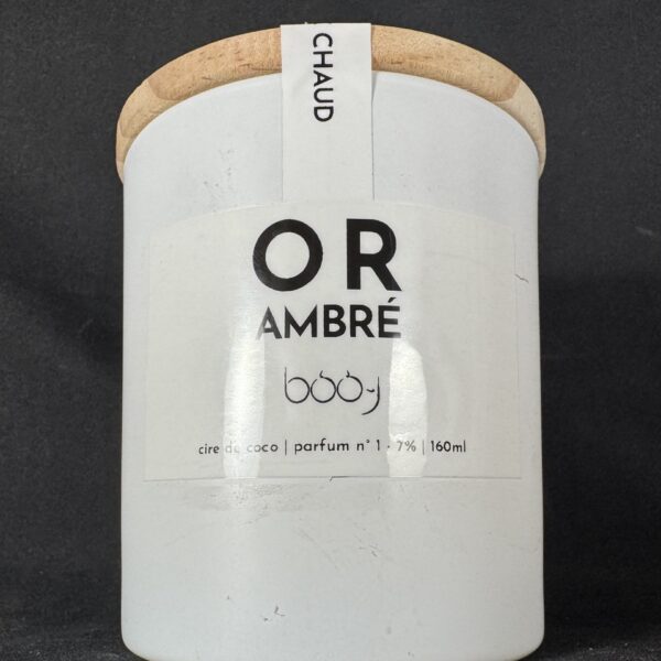 Bougie parfumée OR AMBRÉ 160 ml, pot blanc mat avec couvercle en bois, création artisanale Suisse boo-j, parfum chaud et épicé.