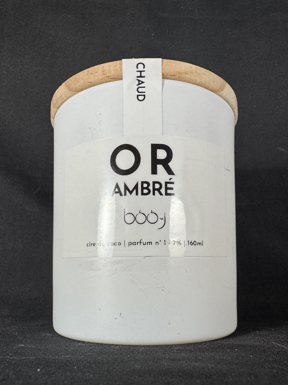 Bougie parfumée OR AMBRÉ 160 ml, pot blanc mat avec couvercle en bois, création artisanale Suisse boo-j, parfum chaud et épicé.