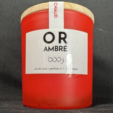 Bougie parfumée OR AMBRÉ 160 ml, pot rouge profond avec couvercle en bois, création artisanale Suisse boo-j, parfum n°1 chaud et épicé.