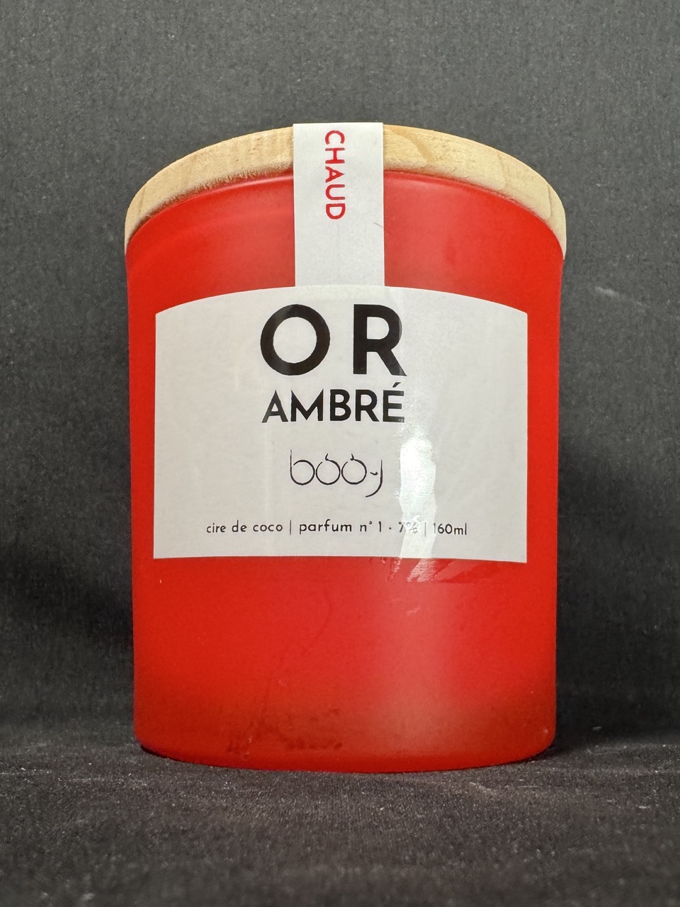 Bougie parfumée OR AMBRÉ 160 ml, pot rouge profond avec couvercle en bois, création artisanale Suisse boo-j, parfum n°1 chaud et épicé.