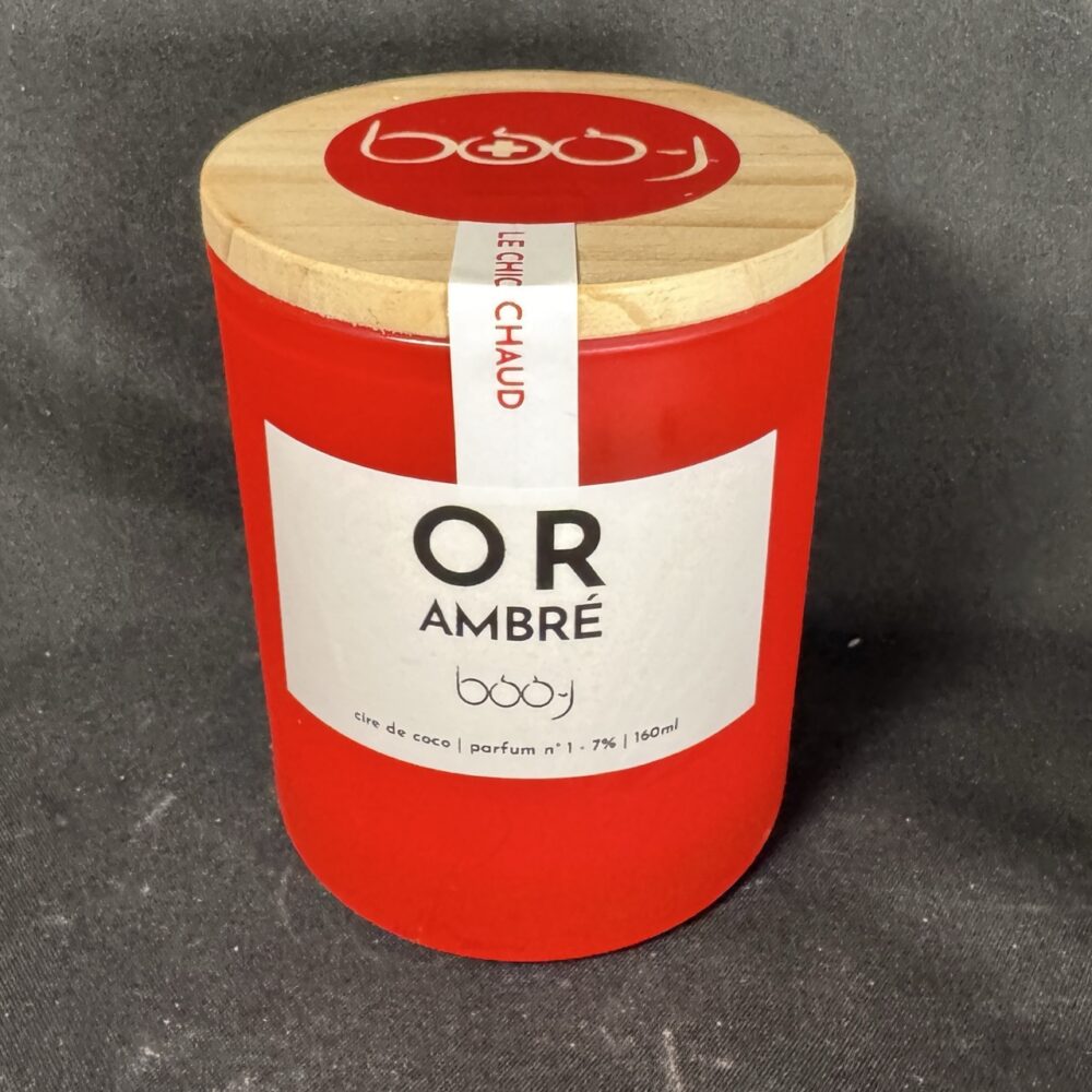 Bougie parfumée OR AMBRÉ 160 ml, pot rouge profond avec couvercle en bois, création artisanale Suisse boo-j, parfum n°1 chaud et épicé.