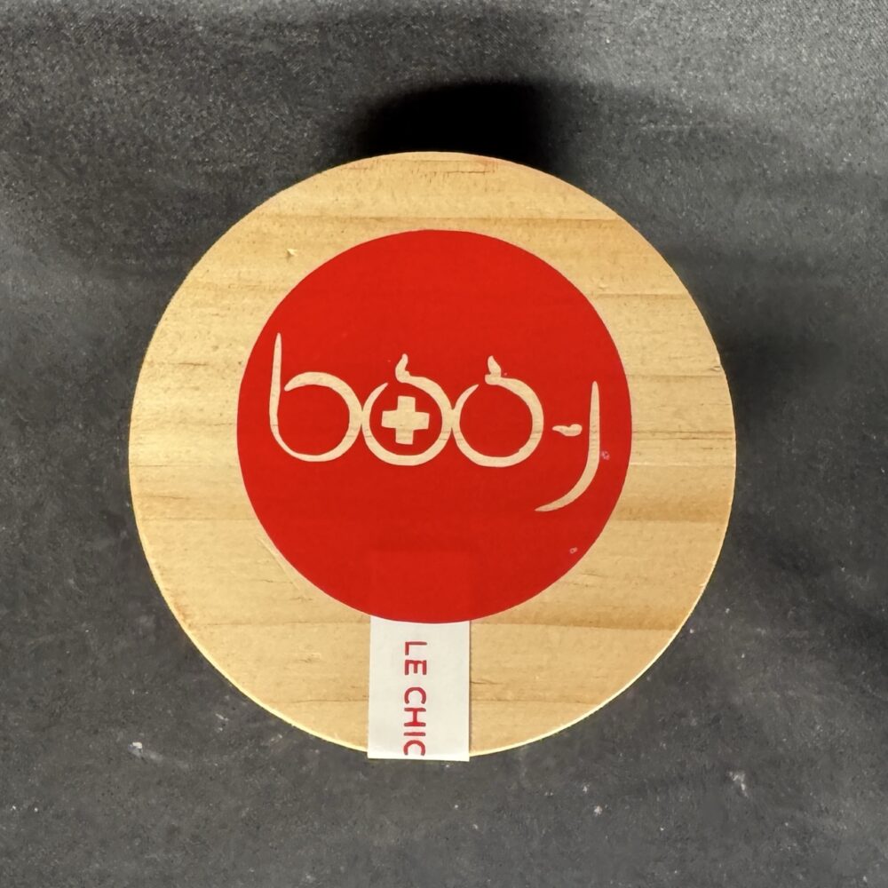 Bougie parfumée OR AMBRÉ 160 ml, pot rouge profond avec couvercle en bois, création artisanale Suisse boo-j, parfum n°1 chaud et épicé.