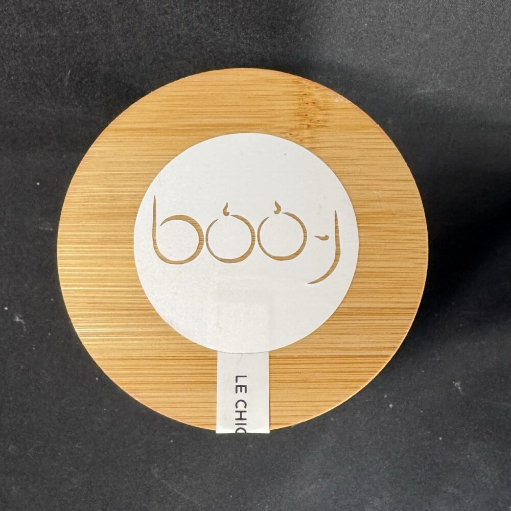 Bougie parfumée OR AMBRÉ — 330 ml — boo-j Bougie parfumée OR AMBRÉ 330 ml, pot blanc mat avec couvercle en bois, création artisanale Suisse boo-j, parfum chaud et épicé.