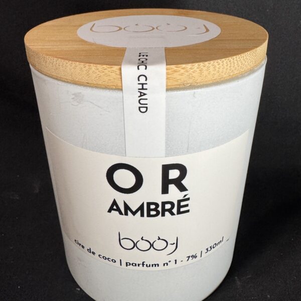 Bougie parfumée OR AMBRÉ — 330 ml — boo-j Bougie parfumée OR AMBRÉ 330 ml, pot blanc mat avec couvercle en bois, création artisanale Suisse boo-j, parfum chaud et épicé.