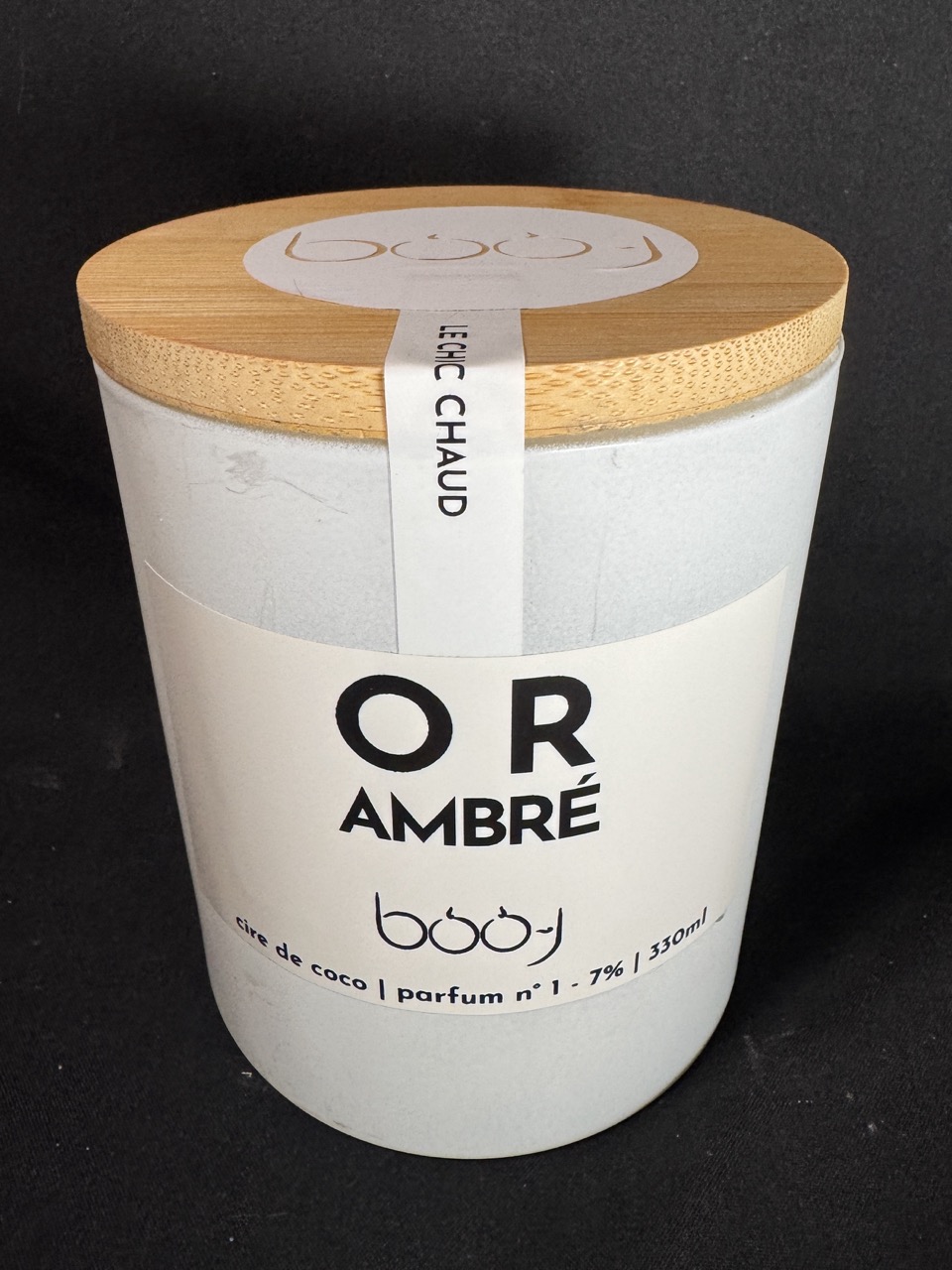Bougie parfumée OR AMBRÉ — 330 ml — boo-j Bougie parfumée OR AMBRÉ 330 ml, pot blanc mat avec couvercle en bois, création artisanale Suisse boo-j, parfum chaud et épicé.