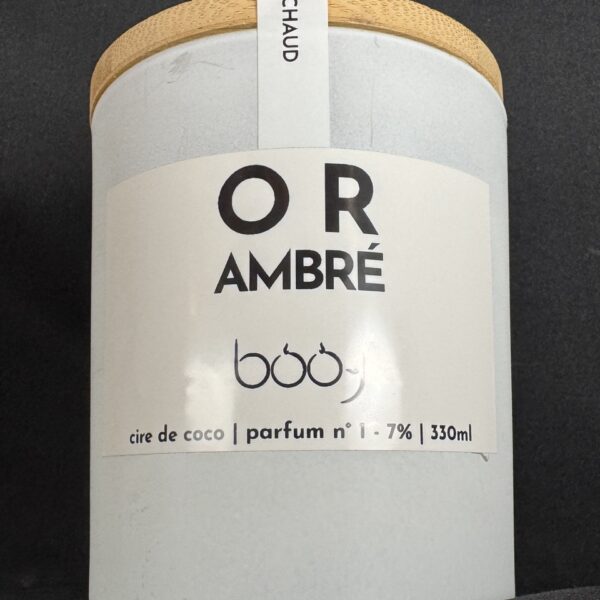 Bougie parfumée OR AMBRÉ — 330 ml — boo-j Bougie parfumée OR AMBRÉ 330 ml, pot blanc mat avec couvercle en bois, création artisanale Suisse boo-j, parfum chaud et épicé.