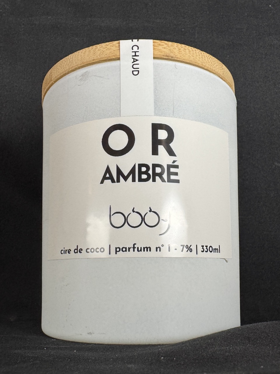 Bougie parfumée OR AMBRÉ 330 ml, pot blanc mat avec couvercle en bois, création artisanale Suisse boo-j, parfum chaud et épicé.