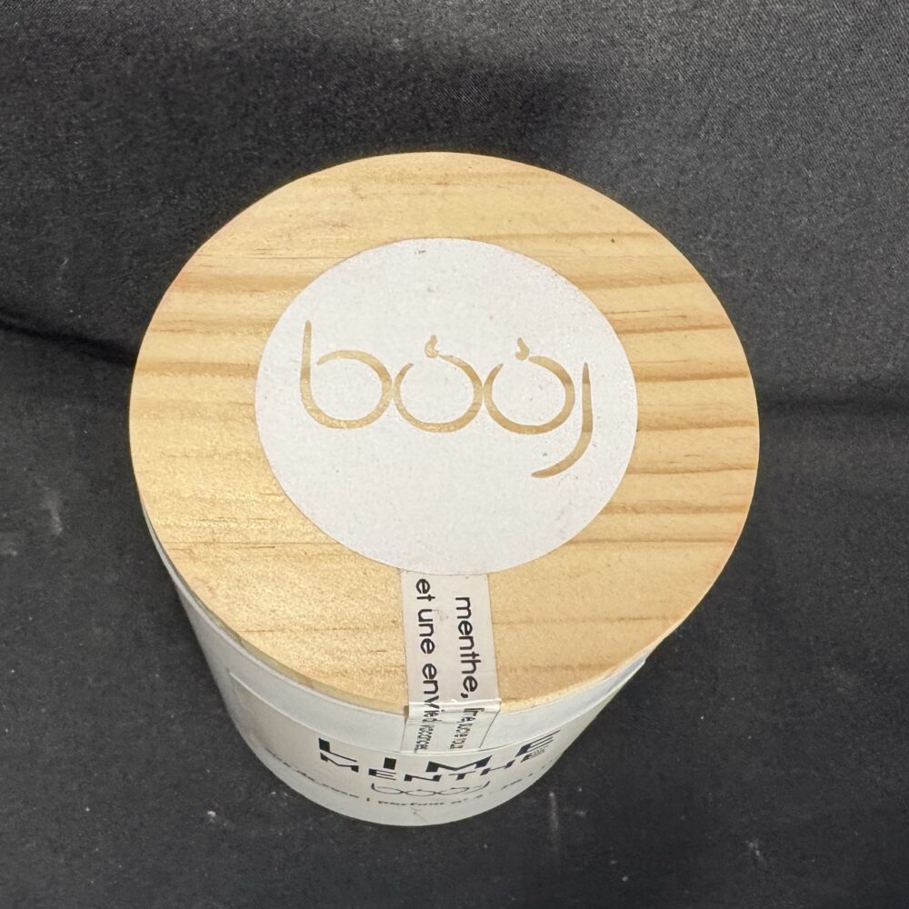 Bougie parfumée LIME MENTHE 330 ml, pot blanc avec couvercle en bois, création artisanale Suisse boo-j, parfum lime et menthe.