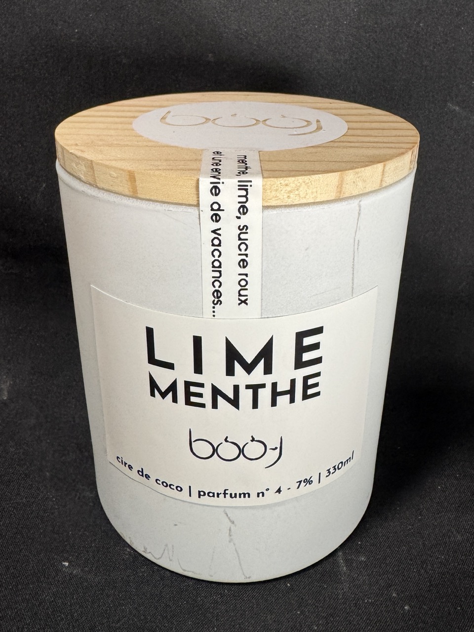 Bougie parfumée LIME MENTHE 330 ml, pot blanc avec couvercle en bois, création artisanale Suisse boo-j, parfum lime et menthe.