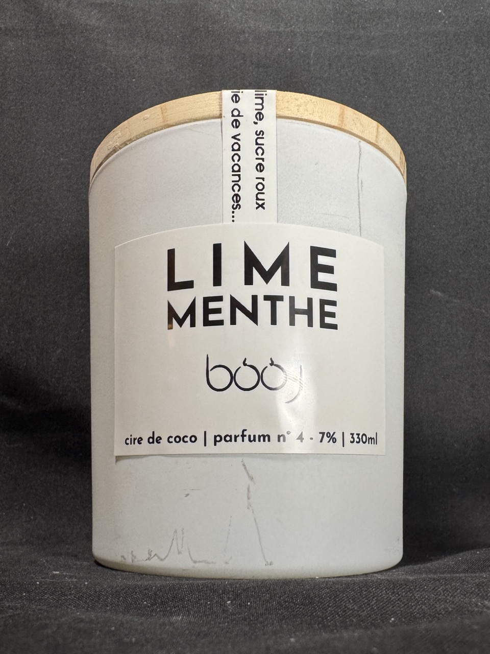 Bougie parfumée LIME MENTHE 330 ml, pot blanc avec couvercle en bois, création artisanale Suisse boo-j, parfum lime et menthe.
