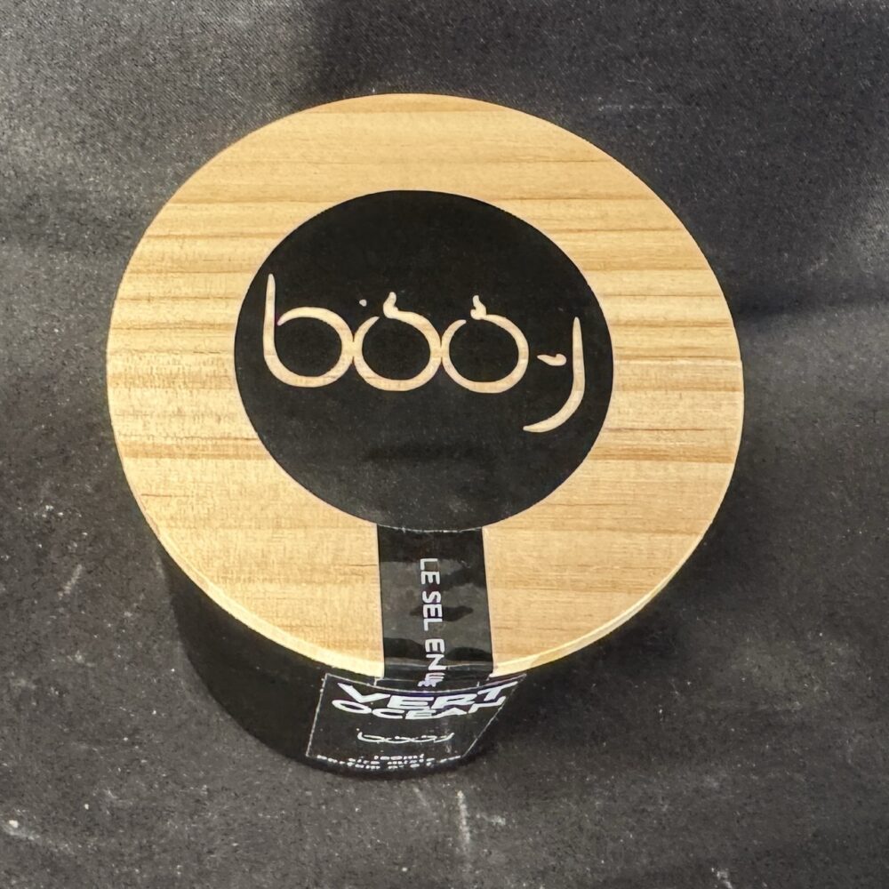 Bougie parfumée Vert Océan 160 ml — pot noir mat avec couvercle en bois naturel et scellé boo-j, création artisanale Suisse