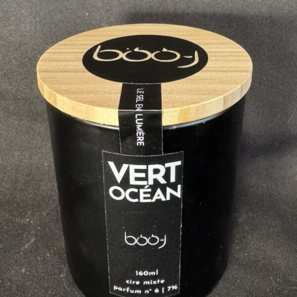 Bougie parfumée Vert Océan 160 ml — pot noir mat avec couvercle en bois naturel et scellé boo-j, création artisanale Suisse